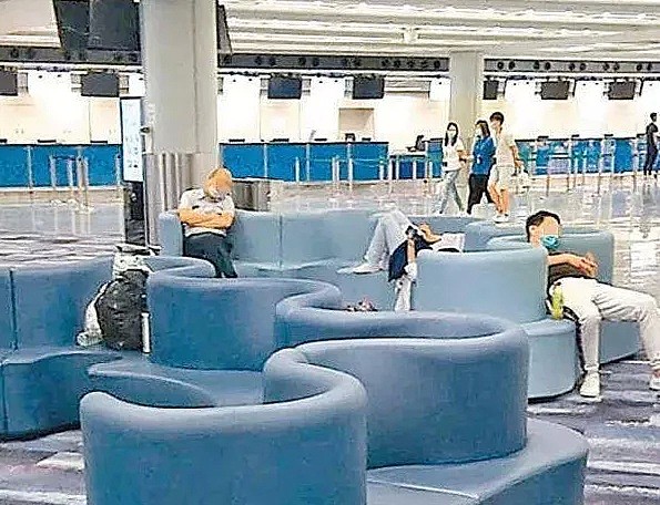 太惨！11名转机内地旅客滞留香港机场5天，同机26人检测呈阳性（组图） - 1