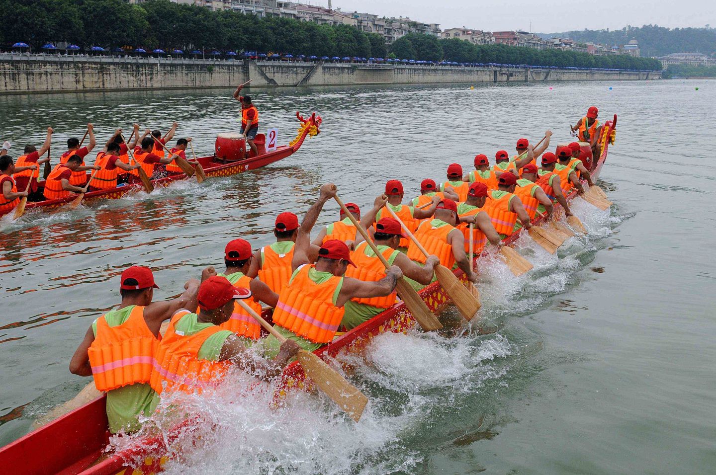 近年，各具特色的龙舟竞赛在中国各地举行，以迎接端午节的到来。不过根据学者研究，划龙舟、制作粽子等习俗，很可能都与屈原无关。（新华社）