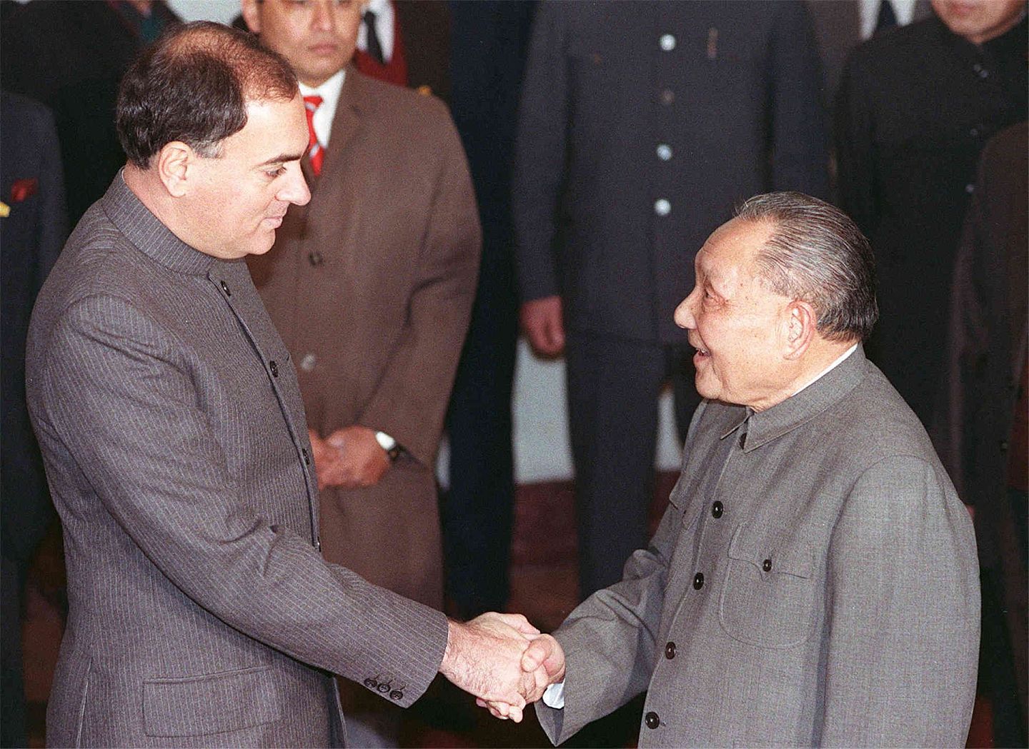 1988年12月21日，印度总理拉吉夫·甘地（Rajiv Gandhi）访华，会见中共最高领导人邓小平（右），中印关系好转。（AFP）