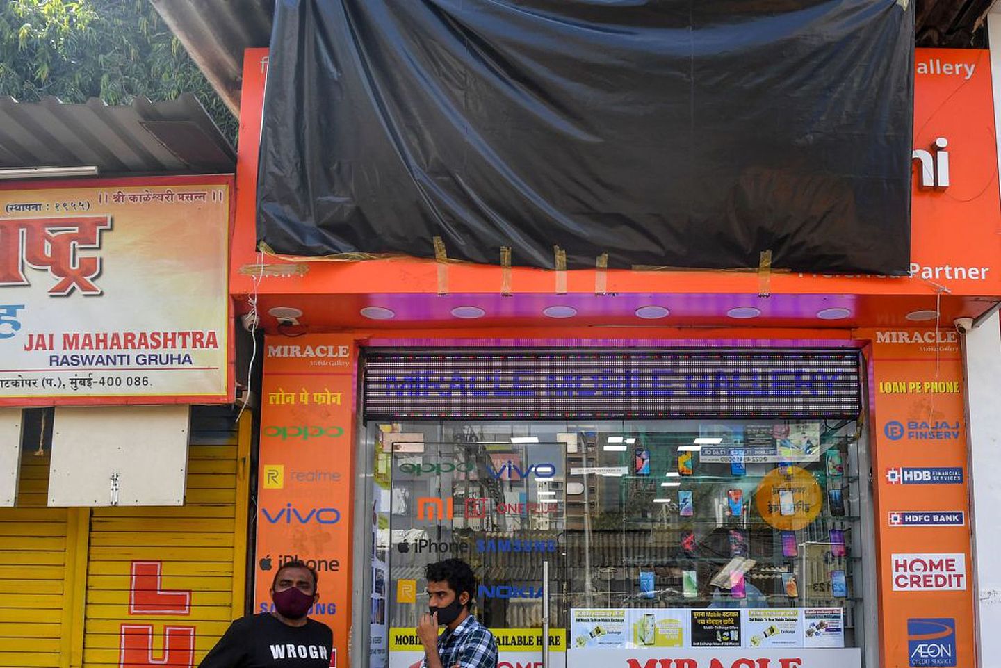 印度反华情绪升温：6月25日在孟买，有售卖小米手机的商店用黑布遮盖招牌（Getty）