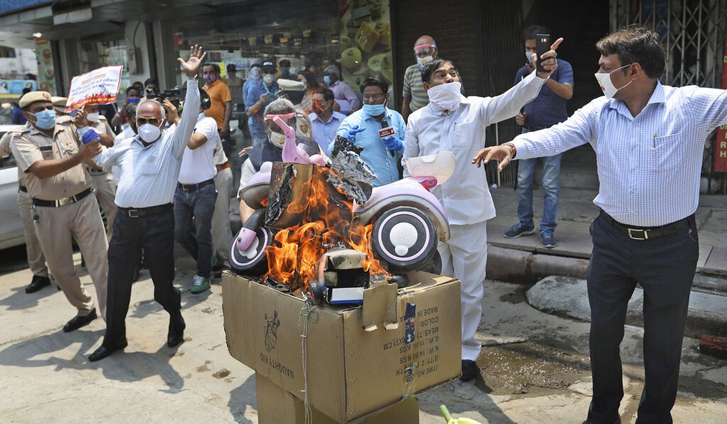 印度反华情绪升温，图为6月22日，新德里一些民众在街头焚烧中国货品。（AP）