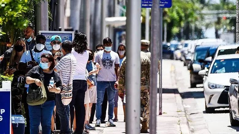 美国1日暴增4万确诊！CDC爆2400万人或已感染，一群人狂喝洗手液，死的死瞎的瞎（组图） - 13