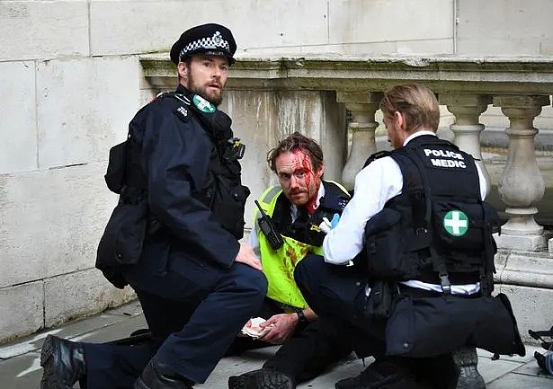 疯了！百人混战，警察被捅伤，英国首相、卫生大臣轮番发出警告（组图） - 35