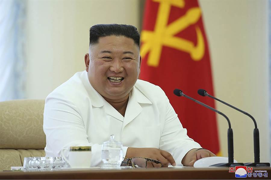 北韩发布最高领导人金正恩6月7日主持执政劳动党政治局会议的神情。（朝中社）