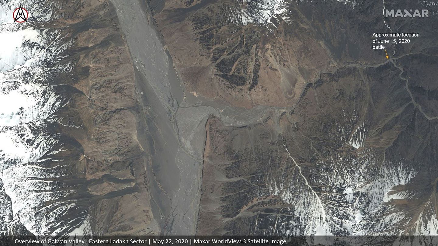 加勒万河谷卫星图片。南北走向的是发源于德普桑平原的什约克河，河西岸为印度通往德普桑平原的战备公路，由东往西注入什约克河的为加勒万河。（Reuters）