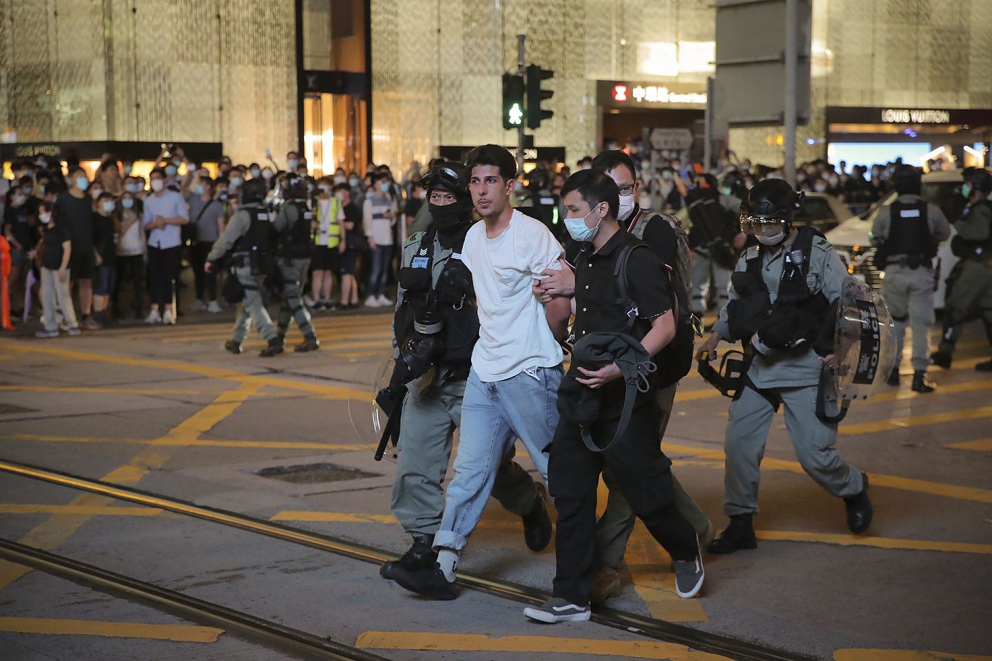 “港版国安法”还引发中美新一轮对抗，美国总统特朗普5月29日表态将取消对港特别待遇，制裁相关官员。图为2020年6月9日，中国香港“反送中”抗议一周年，再次发生游行示威。（AP）
