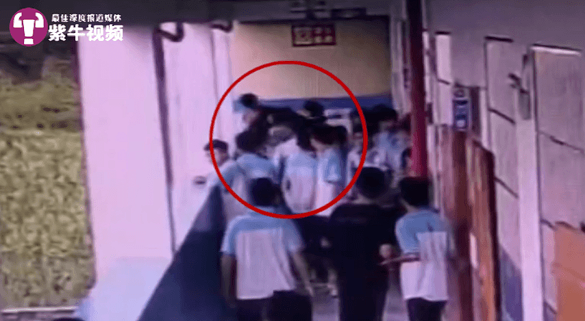 可怕！中学生将同学抱起扔下4楼.....警方还原经过(视频/组图) - 2