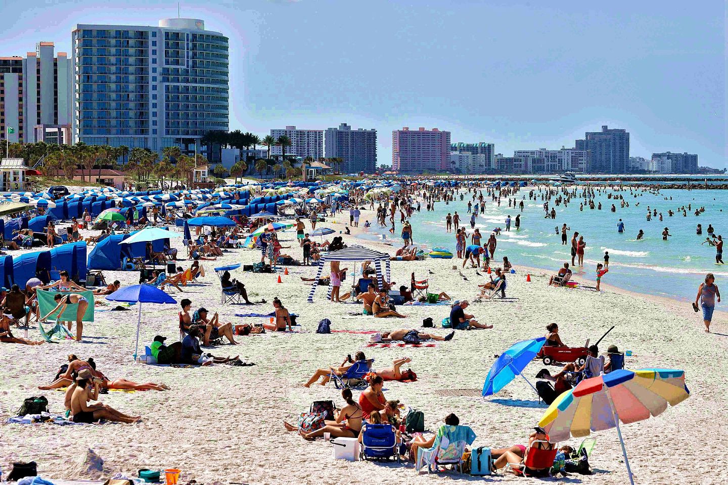 2020年3月18日，疫情爆发之初，尽管政府不断警告和提醒，游客们还是集聚在佛罗里达州的清水海滩（Clearwater Beach）尽情享受。（AP）