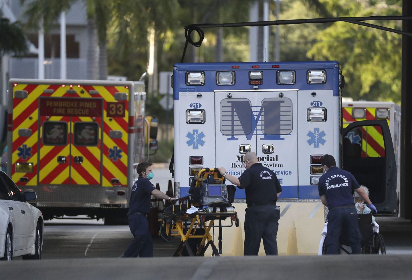 2020年5月12日，在佛罗里达州好莱坞的纪念地区医院，医护人员回到他们的救护车上。（AP）