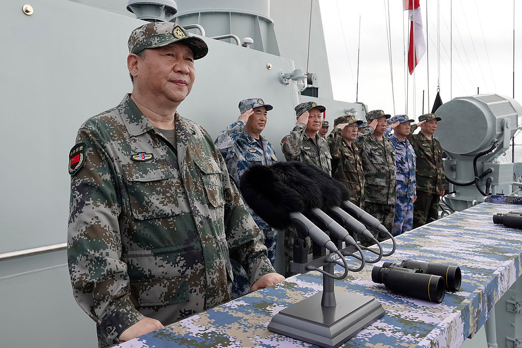 中国国家主席习近平于2018年视察南海的一支舰队。