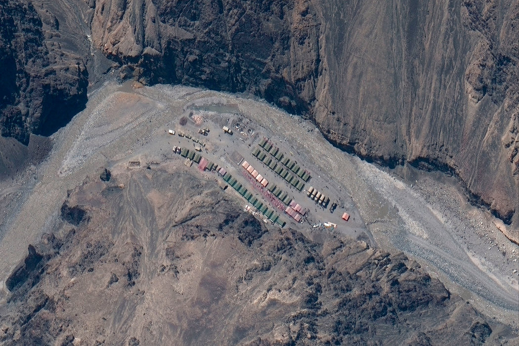 卫星图像显示了5月在中印非正式边界附近的加尔万河谷的中国军队基地。