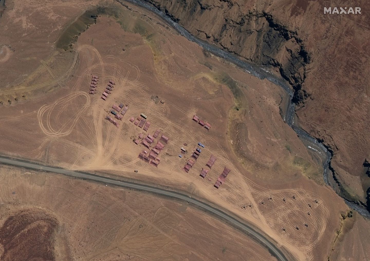 Maxar WorldView-3卫星图像显示了5月22日在加格拉河（Ghaghra River）以北的中国人民解放军坦克连和炮兵。（Reuters）