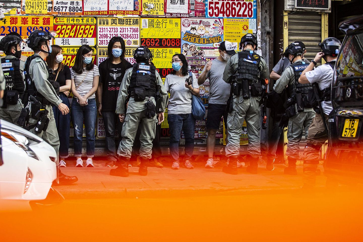2020年6月28日，在香港举行的反对港版国安法的抗议活动中，警方拦截并搜查人群。（AFP）