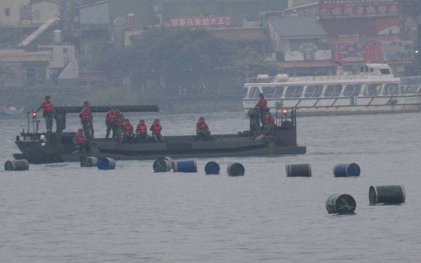 在台湾北部某港区内海河道进行阻隔敌军突袭登陆的障碍物部署战术实施，参与演练的是台军陆军工兵，以及向美采购的两栖架桥车。（台湾国防部）