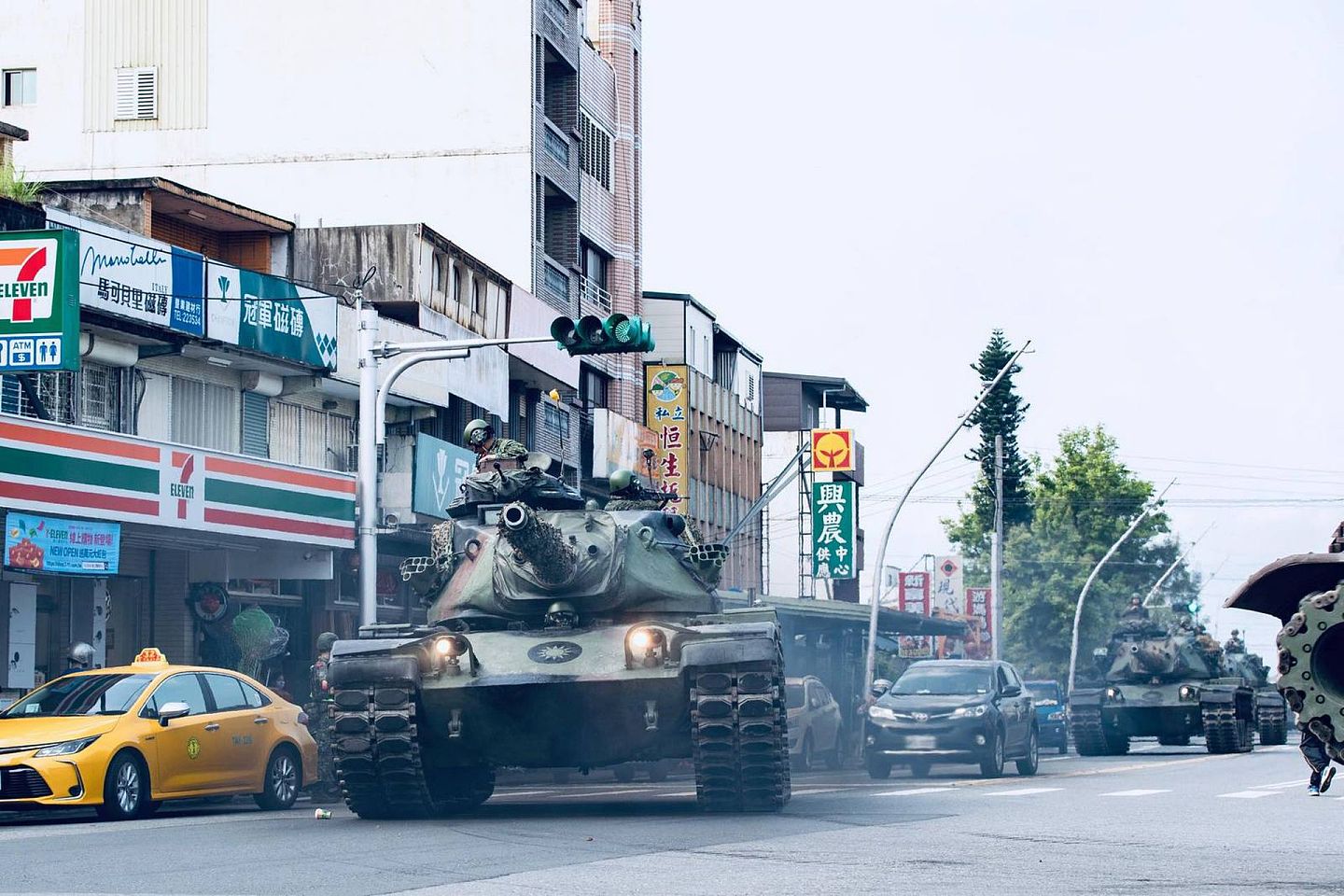 台军M—60A3 TTS主战坦克，在平日上班时间与台湾宜兰街头进行战术移动，让台湾平日市街充满挑战气氛，这是以往未有的事件，可见军情紧张。（台湾国防部）