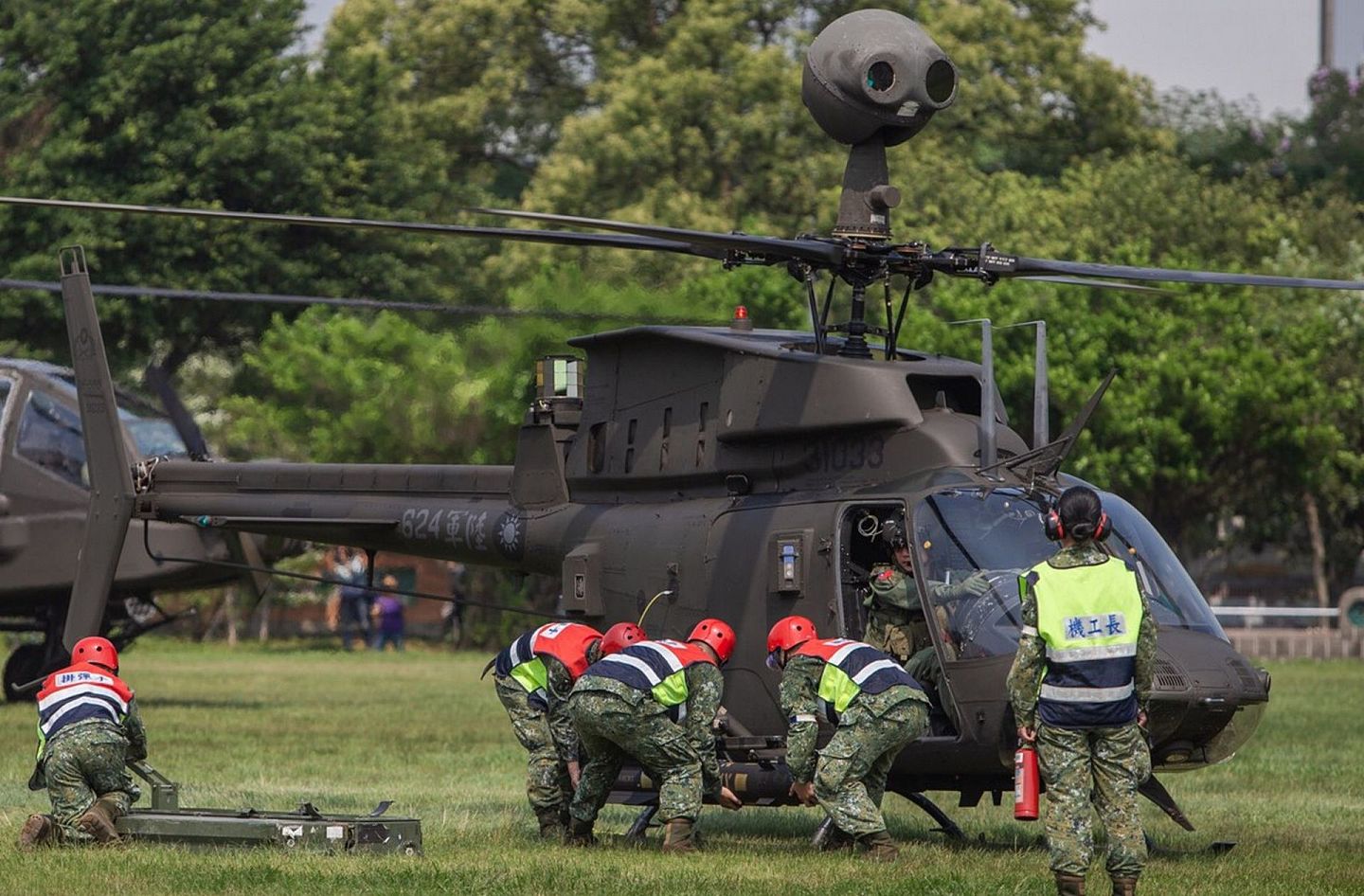 台陆军航空部队的OH—58D奇欧瓦战搜直升机，第一次高调降落在台北市市中心区的大学校园内，模拟战时的应急补给作业，此种高强度演练，也属首次。（台湾国防部）