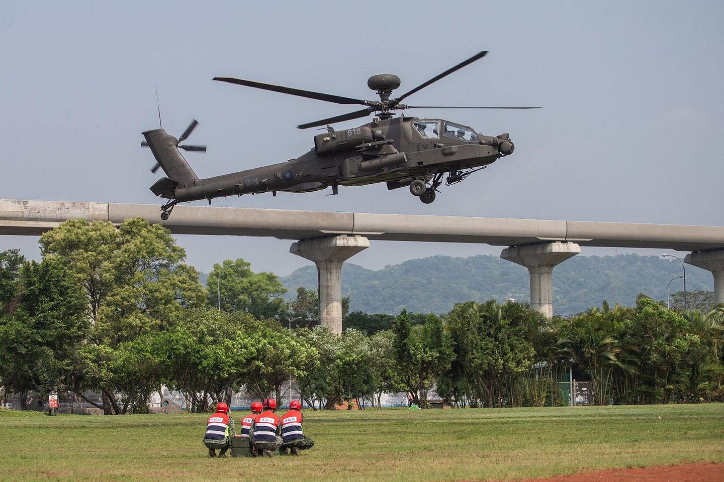 应急补给完备后，立刻由台北市中心区紧急起飞的AH—64E阿帕契战斗直升机。（台湾国防部）