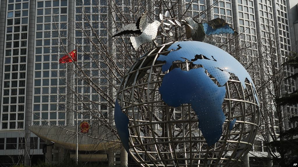 中国外交部大楼前的地球仪与和平鸽。（2020年3月18日）
