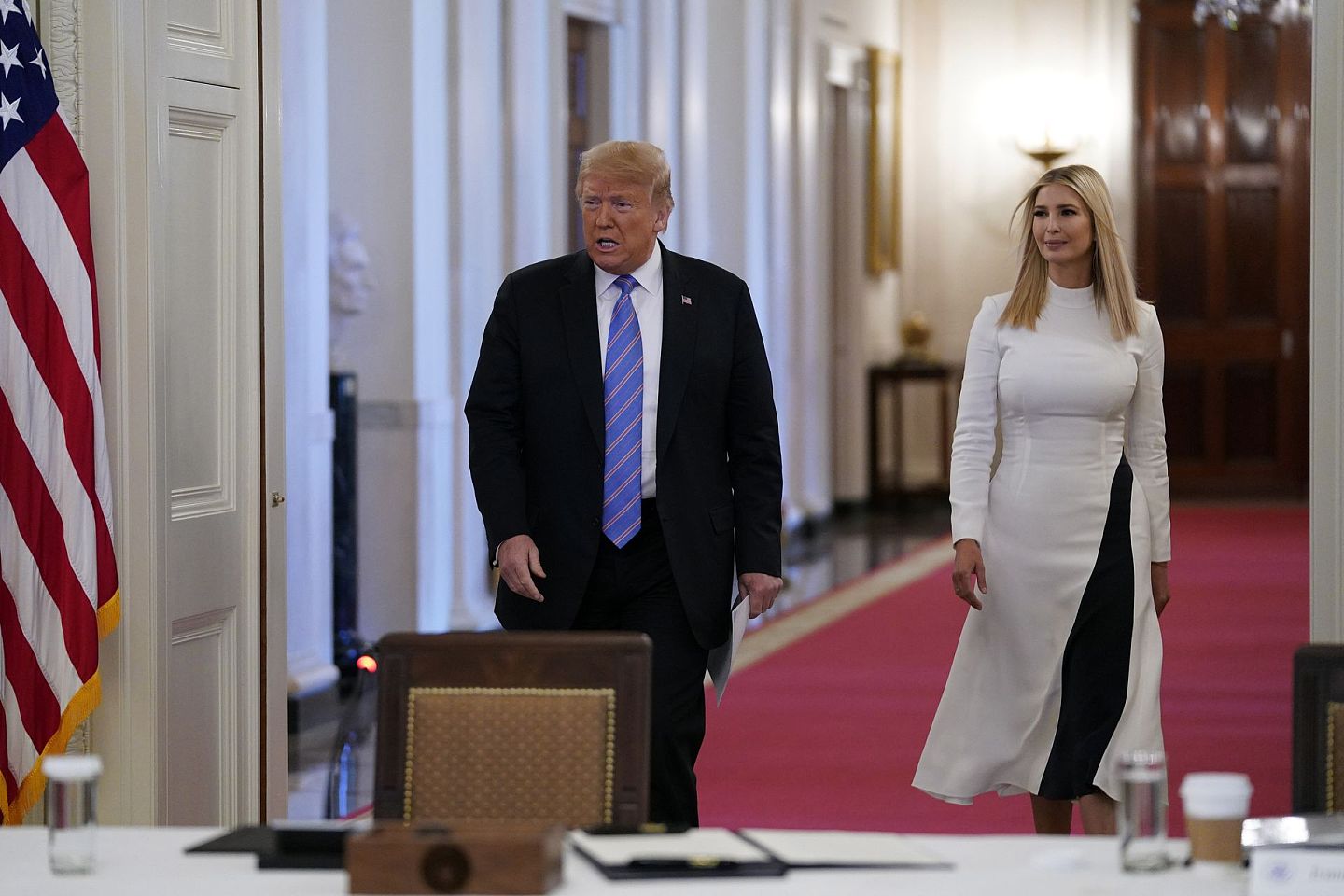 2020年6月26日，美国总统特朗普和与女儿伊万卡在白宫参加美国劳动力政策咨询委员会会议。（AP）