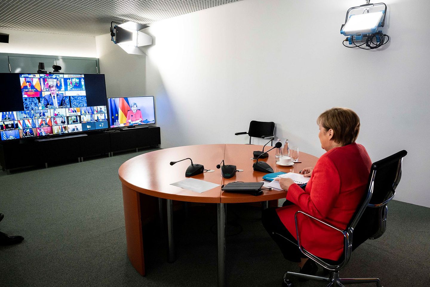 2020年6月19日，德国总理默克尔与欧盟领导人举行视频会议，讨论应对新冠病毒肺炎疫情。（Reuters）