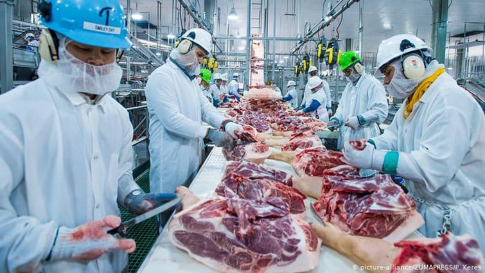 USA Handelsstreit mit China | Schweinefleisch-Verarbeitung in Missouri (picture-alliance/ZUMAPRESS/P. Keres)