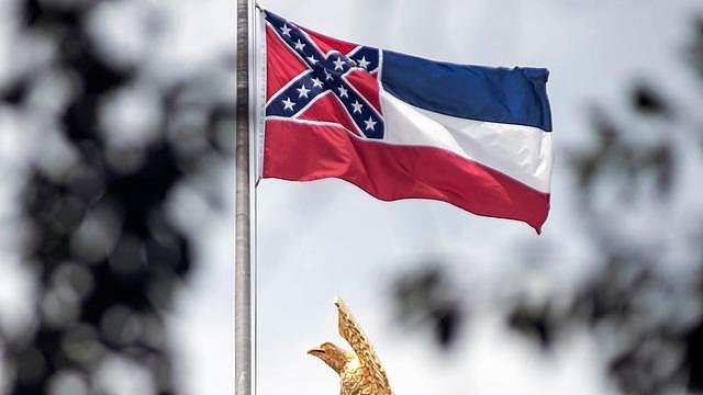 历史性的时刻，美国密西西比州通过法案将更换州旗，欢呼声一片