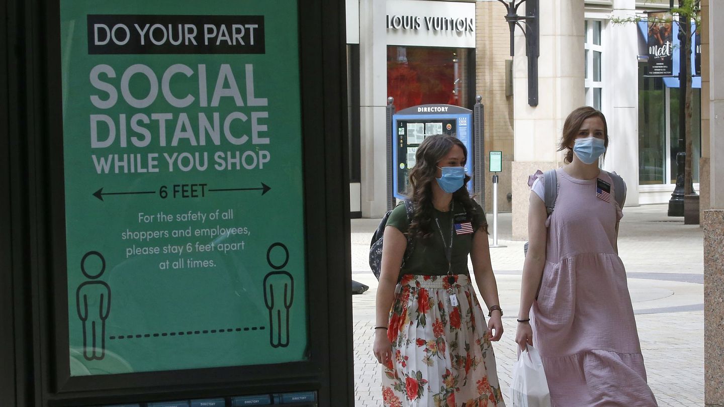 美国疫情出现反弹，经济重启的活动遇到阻碍。图为美国盐湖城街上购物的行人。 (AP)