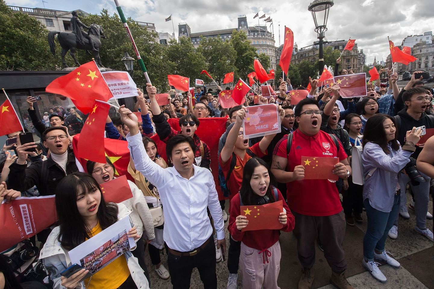某些留学生长年为中国争议站队。图为2019年8月17日的英国伦敦特拉法加广场，广场一方是支持香港示威的英国华人，另一方则是支持中国政府的侨民与留学生。（Getty）