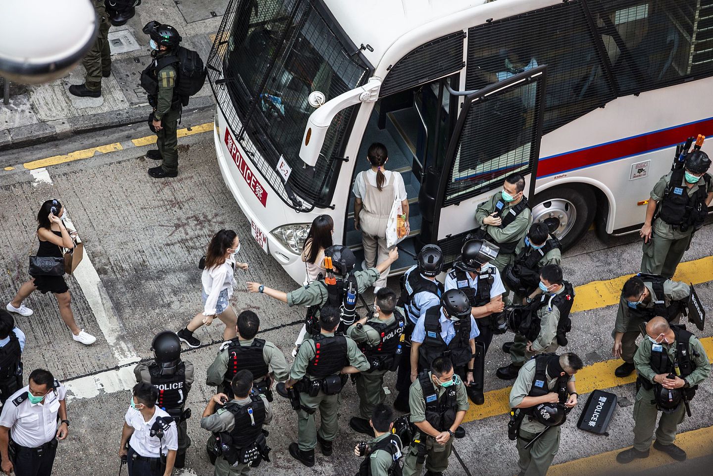2020年6月28日，在香港举行的一场反对港版《国安法》的抗议活动中，几位妇女被警察逮捕并带上了一辆巴士。（AFP）