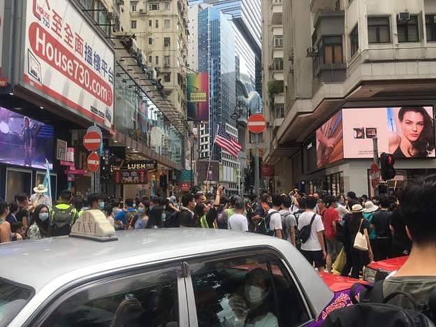 香港“七一”游行300人被拘，9人涉违新法！港警被刺伤，梁振英悬赏50万缉凶（组图） - 4