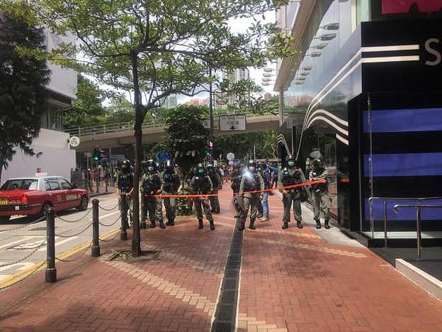 香港“七一”游行300人被拘，9人涉违新法！港警被刺伤，梁振英悬赏50万缉凶（组图） - 5