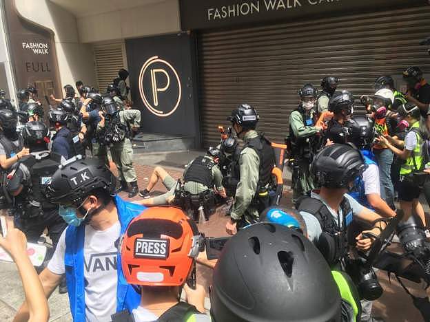 香港“七一”游行300人被拘，9人涉违新法！港警被刺伤，梁振英悬赏50万缉凶（组图） - 10