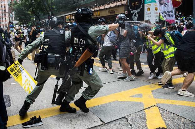 香港“七一”游行300人被拘，9人涉违新法！港警被刺伤，梁振英悬赏50万缉凶（组图） - 9