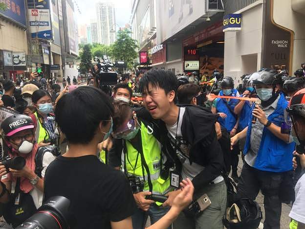香港“七一”游行300人被拘，9人涉违新法！港警被刺伤，梁振英悬赏50万缉凶（组图） - 11
