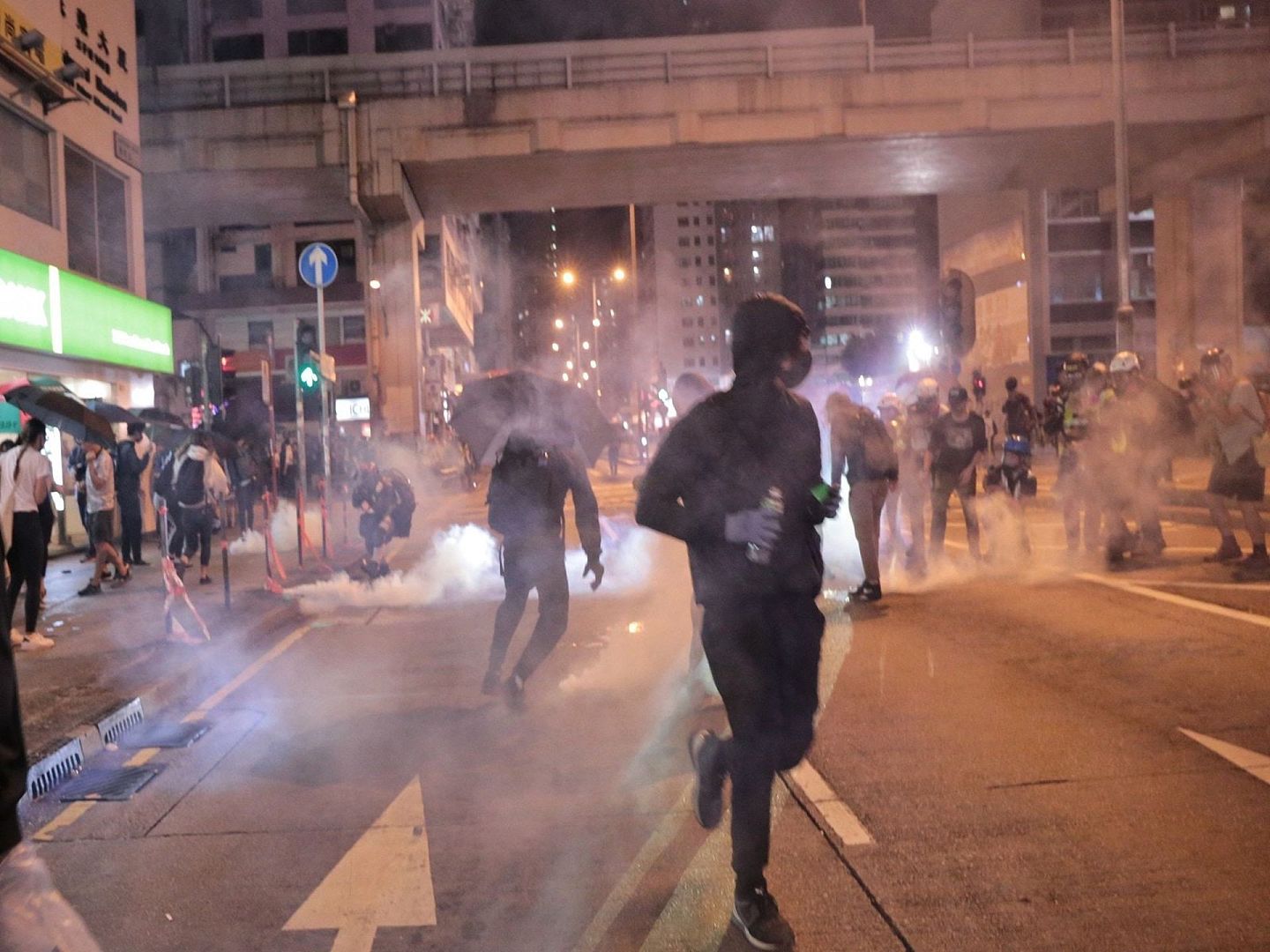 在一次示威中，香港激进示威者手持烟雾弹和警方对峙。（HK01）