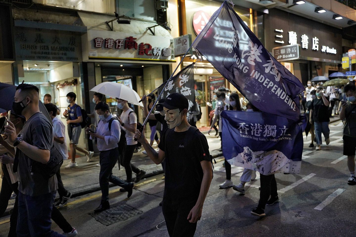 香港示威者在多次游行中高举“港独”旗。（HK01）
