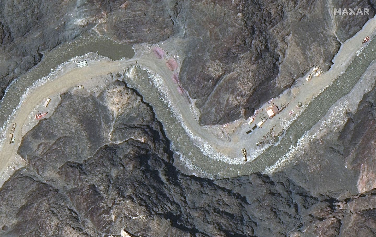 此外，解放军在加勒万河谷的动作也被拍摄到。2020年6月22日，Maxar Technologies（总部位于美国科罗拉多州的威斯敏斯特市的一家空间技术公司）提供的卫星图像显示了中印边界加勒万河谷和14号巡逻点附近的区域。（AP）