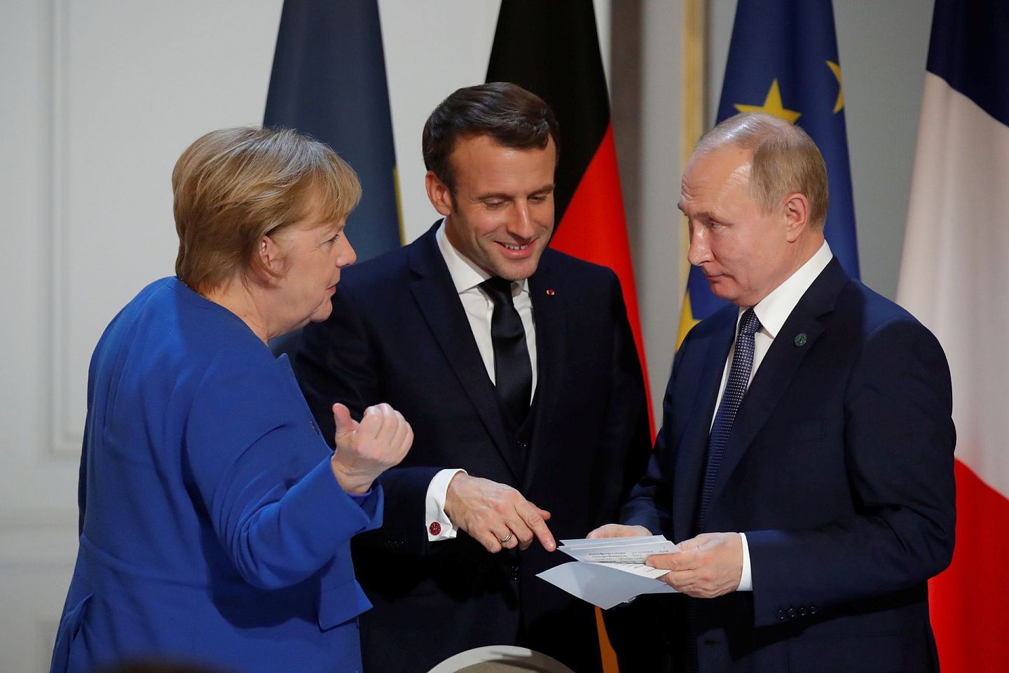 马克龙与默克尔对普京抱有警惕心理，但又不得不处理与俄罗斯的关系。图为2019年12月9日，默克尔、马克龙和俄罗斯总统普京在巴黎爱丽舍宫出席与乌克兰总统泽伦斯基举行的联合新闻发布会。（AP)
