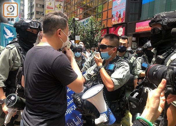 香港男子背囊藏“港独”旗被拘捕，成港区国安法实施后首名被捕者（组图） - 14