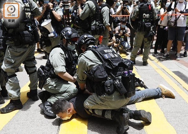 香港男子背囊藏“港独”旗被拘捕，成港区国安法实施后首名被捕者（组图） - 9