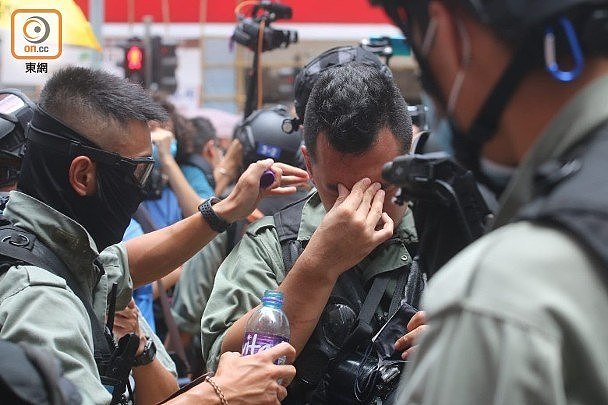 香港男子背囊藏“港独”旗被拘捕，成港区国安法实施后首名被捕者（组图） - 13