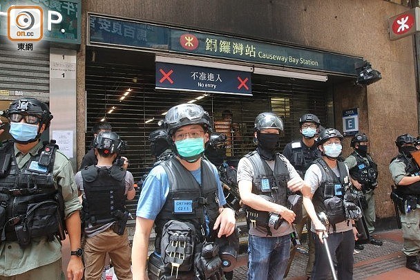 香港男子背囊藏“港独”旗被拘捕，成港区国安法实施后首名被捕者（组图） - 2
