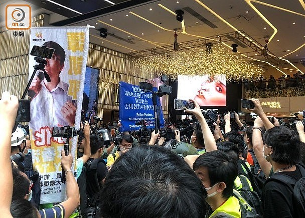 香港男子背囊藏“港独”旗被拘捕，成港区国安法实施后首名被捕者（组图） - 4