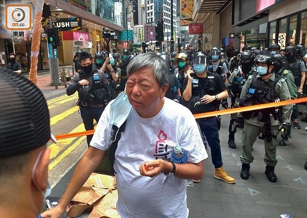 香港男子背囊藏“港独”旗被拘捕，成港区国安法实施后首名被捕者（组图） - 10