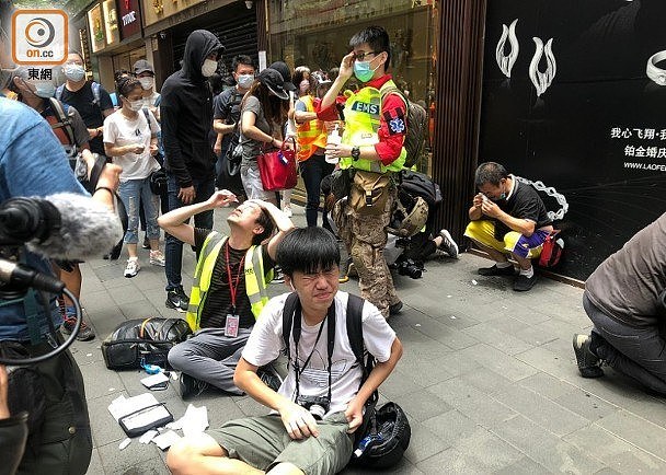 香港男子背囊藏“港独”旗被拘捕，成港区国安法实施后首名被捕者（组图） - 12