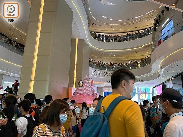 香港男子背囊藏“港独”旗被拘捕，成港区国安法实施后首名被捕者（组图） - 15