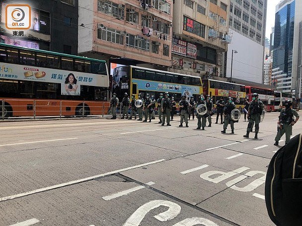 香港男子背囊藏“港独”旗被拘捕，成港区国安法实施后首名被捕者（组图） - 16