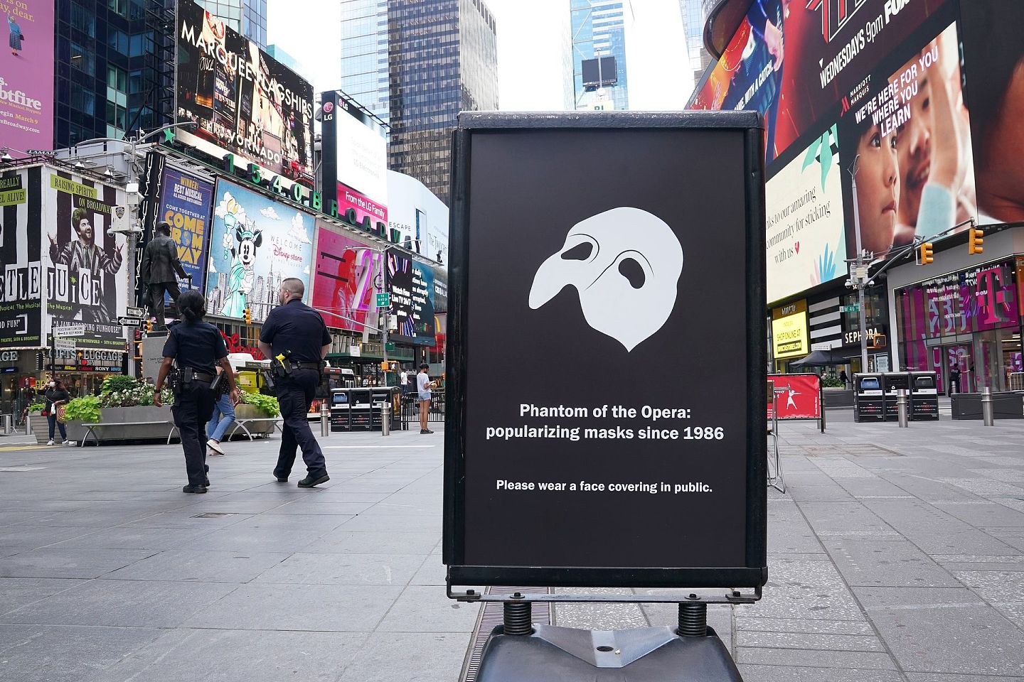 图为6月29日纽约曼哈顿，展示一张写着“歌剧魅影”自1986年已成功让面罩变得流行，呼吁人们配戴口罩的海报。（Reuters）