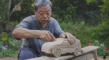 63岁中国大爷搬来一块木头，圈粉116万外国人：木匠界的爱因斯坦啊！（组图） - 2