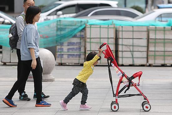 学步车可以帮助孩子学会走路，不过长期使用学步车会令腿骨逐渐弯曲并最终发育成为“O”型腿 